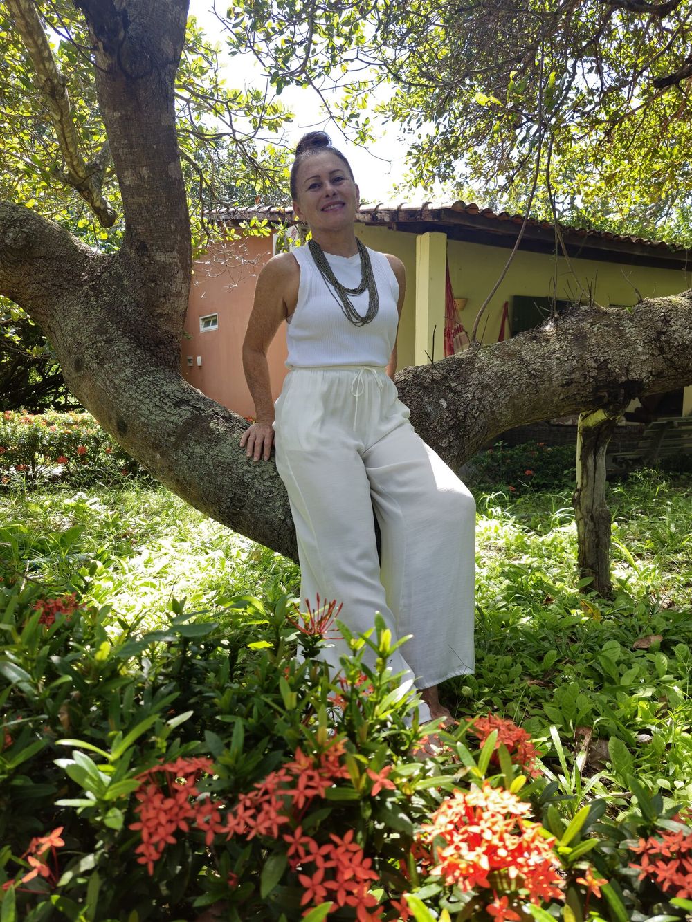 Retrato de Celma Prata no jardim