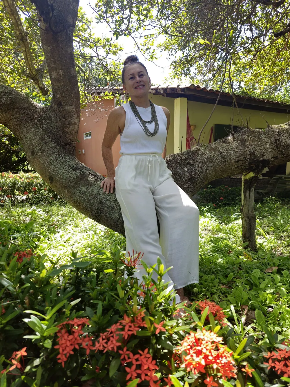 Retrato de Celma Prata no jardim